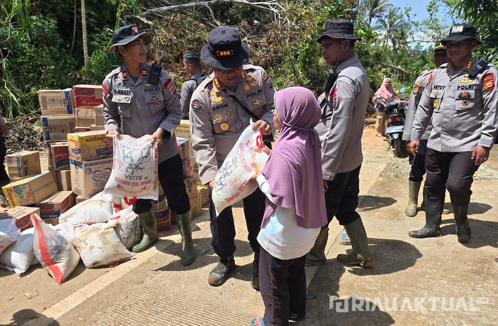 Brimob Tembus 11 Titik Longsor di Agam, 1.500 Warga Terisolir Terselamatkan