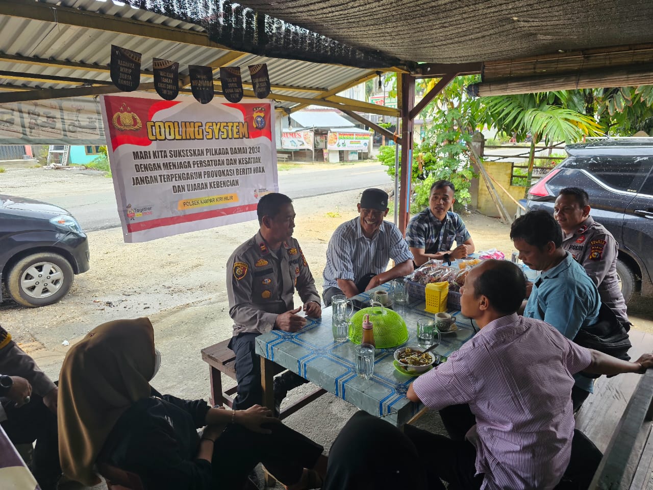 Kawal Pilkada Damai, Kapolsek Kampar Kiri Hilir Diskisi dengan Warga