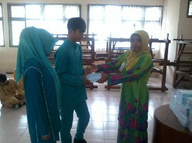 SMKN 4 Pekanbaru Salurkan Bantuan Buku dari Pemko ke Murid Kurang Mampu