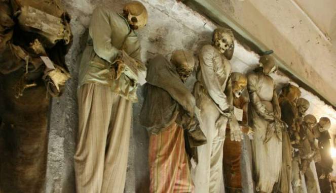 Misteri Biara Berisi 8.000 Mayat Berbaju