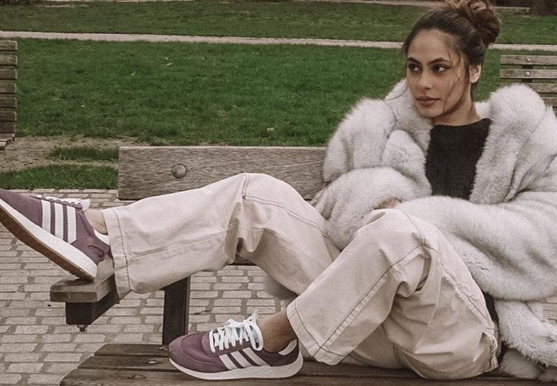 Ada Pose Rebahan Valerie Thomas di Kolam Teratai