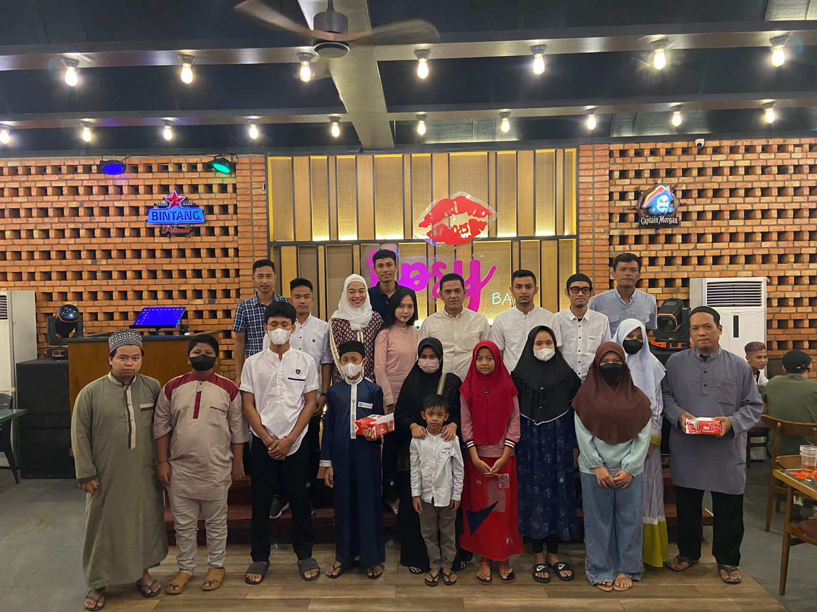 Tipsy Bar Pekanbaru Berbagi Dengan Anak Yatim