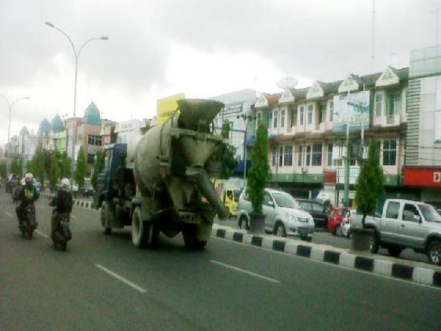 Pemerintah Diminta Tertibkan Kendaraan Berukuran Besar Masuk Kota
