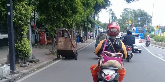 Fakta menyedihkan dibalik foto driver ojek online yang bawa tas besar naik motor