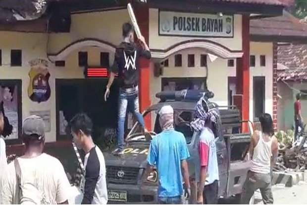 Serang Mapolsek Bayah, Ratusan Nelayan Bakar dan Rusak Kendaraan Patroli