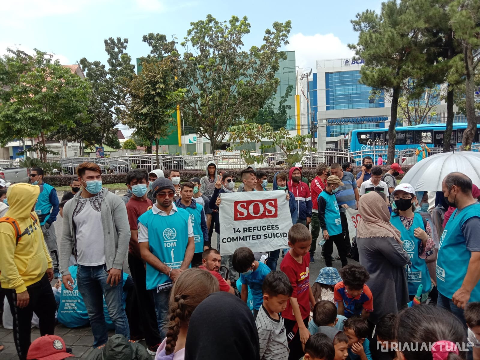 Ratusan Imigran Afghanistan Gelar Unjuk Rasa di Kantor Kemenkum HAM Pekanbaru