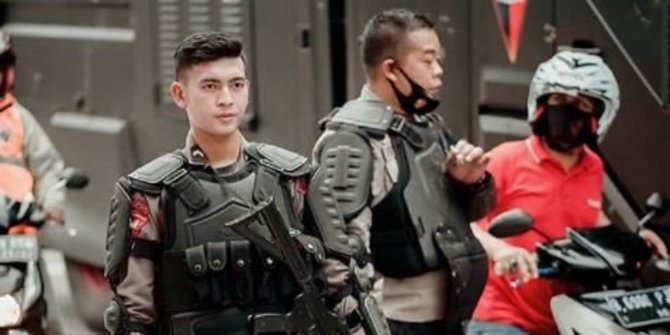 Curi Perhatian, Lima Polisi Ini Viral Usai Bertugas