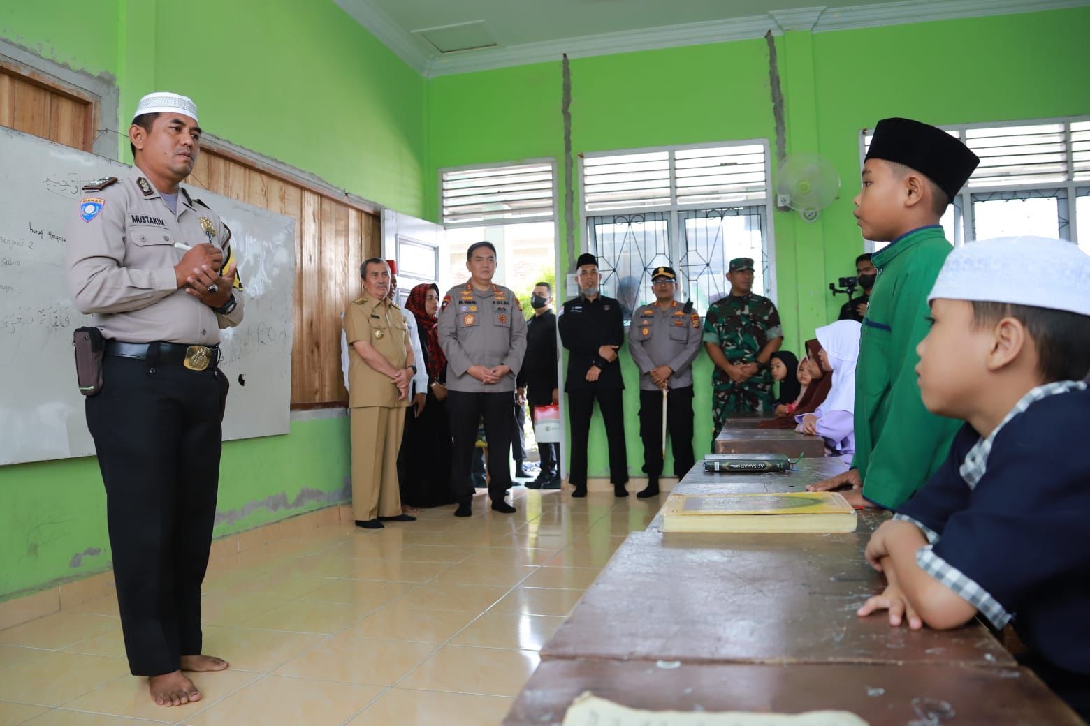 Miliki Dedikasi Tinggi, Aiptu Mustakim Disambangi Jenderal Bintang Dua Saat Mengajar Mengaji