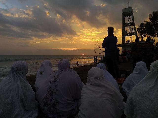 Selesai Maniliak Bulan, Tarekat Syattariyah Putuskan Puasa Hari Ini