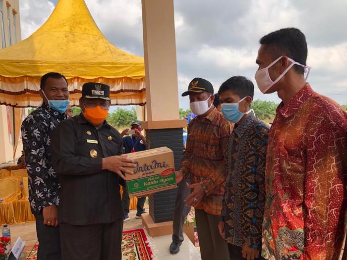Wakil Bupati Rohil Serahkan Bantuan Sembako 1837 Paket di Kecamatan