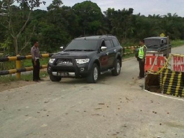 Jalan Perawang Menuju Simpang Kandis Rusak Berat