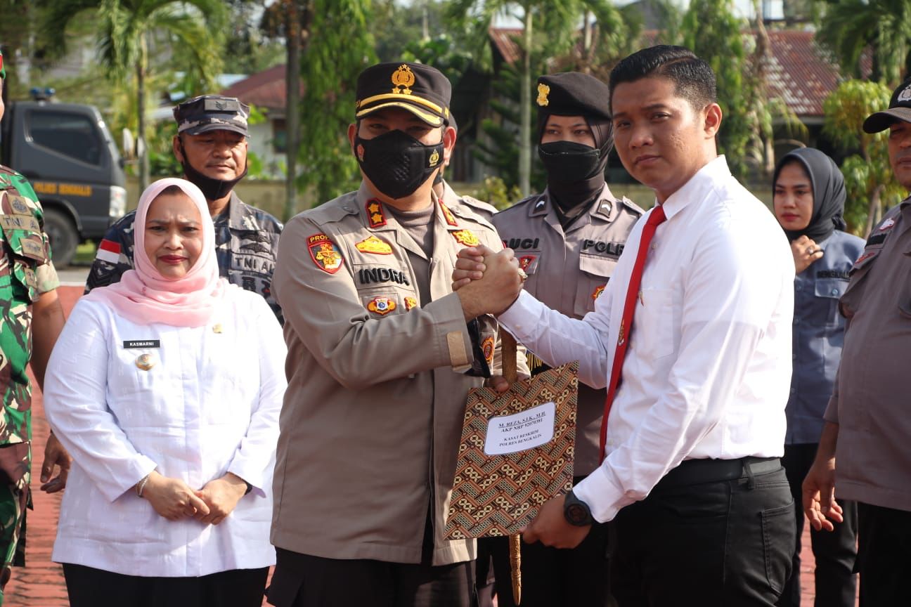 Ungkap Banyak Kasus, Personil Polres Bengkalis dan Pegawai Imigrasi Diganjar Penghargaan