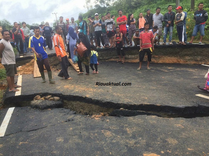 Jalan Lintas Menuju Candi Muara Takus Amblas