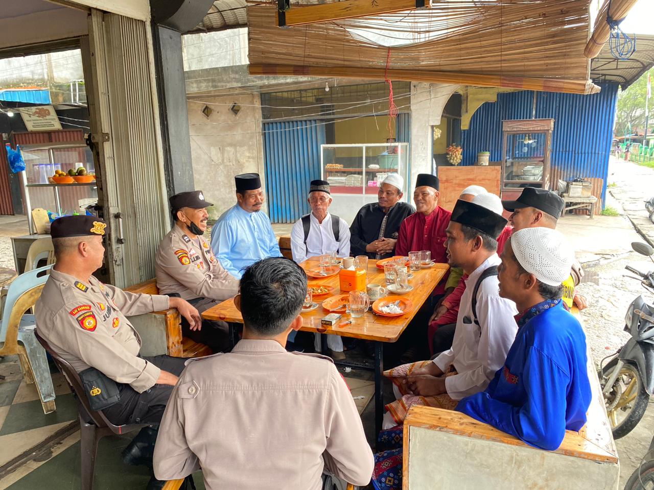 Polsek Katemen Sosialisasikan Pemilu Damai 2024 di Kedai Kopi