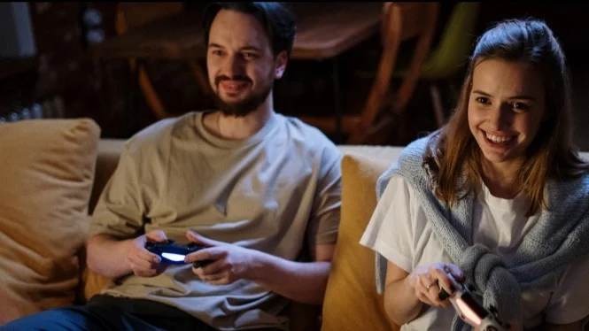 Bukan Minta Putus, Ini Yang Harus Kamu Lakukan Ketika Pacar Sering Bermain Game