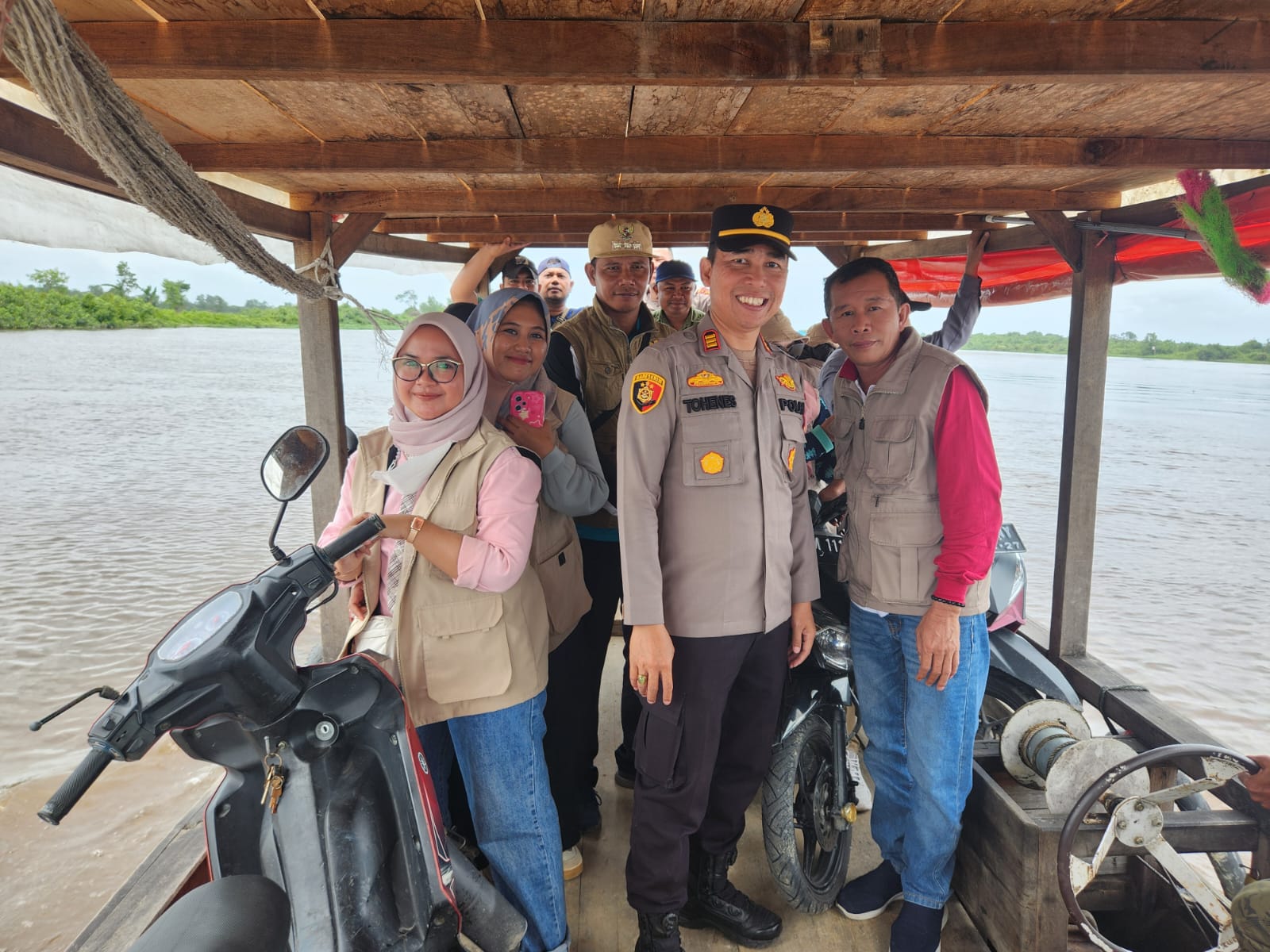 Kapolsek Kempas dengan Camat dan PPK Cek Kesiapan TPS Rawan Banjir Jelang Pemilu 2024