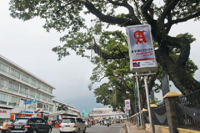 Pemko Pekanbaru Tutup Mata Untuk Potong Tiang Rekleme Jenis Neon Box Tak Berizin