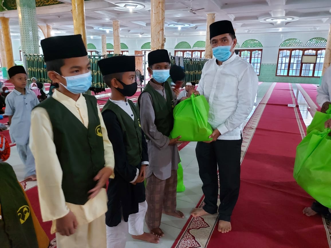 Berbagi Kepada Sesama, Ketua DPRD Inhil Berikan Santunan untuk Anak Yatim di Keritang