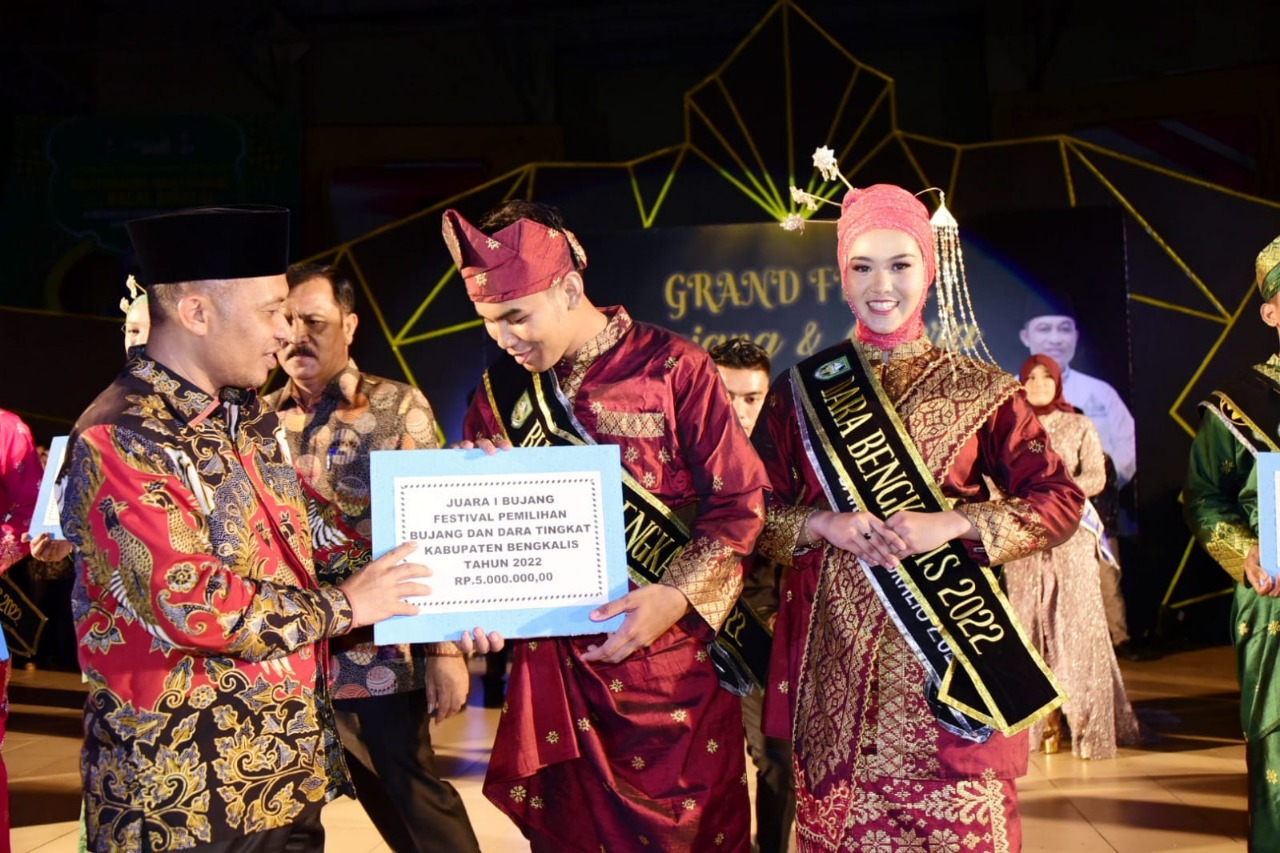 Muhammad Gunawan dan Dinda Rahmi Sandang Gelar Bujang – Dara Bengkalis Tahun Ini