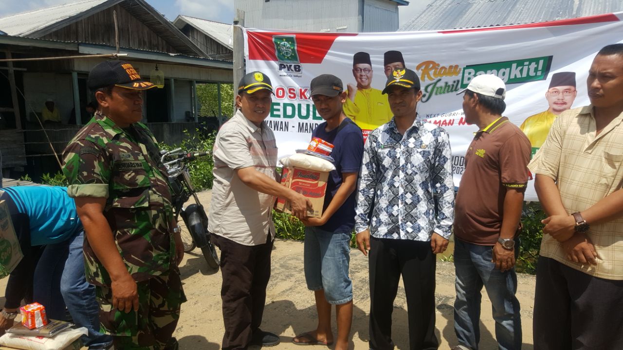 PKB Inhil Serahkan Bantuan Untuk Korban Kebakaran Desa Bekawan