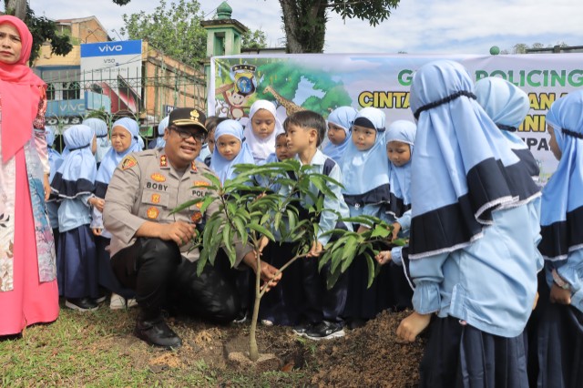 Polres Kampar Tanam Pohon dan Edukasi Siswa TK tentang Cinta Lingkungan