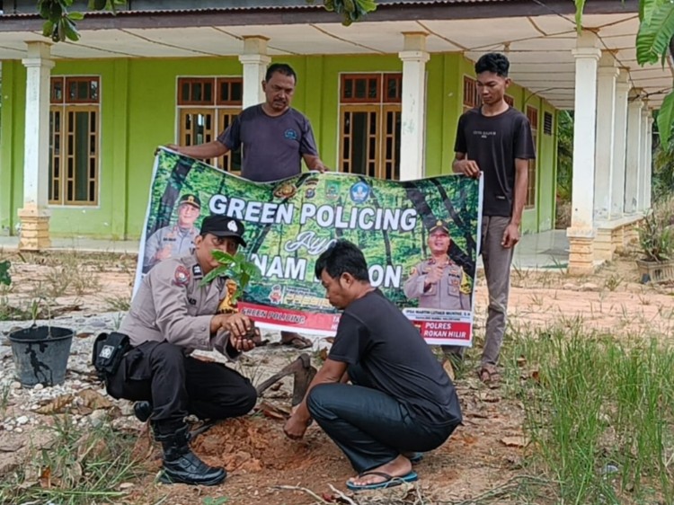 Polsek Rimba Melintang Tanam Pohon di Lingkungan Musalla, Dukung Green Policing Kapolda Riau