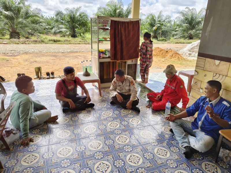 Personel Samapta Polsek Rimba Melintang Ajak Pekerja Kebun Sawit di Rokan Hilir Kampanye Pilkada Damai