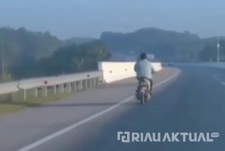 Viral Pemotor Lintasi Tol Permai, Polisi Bilang Begini!