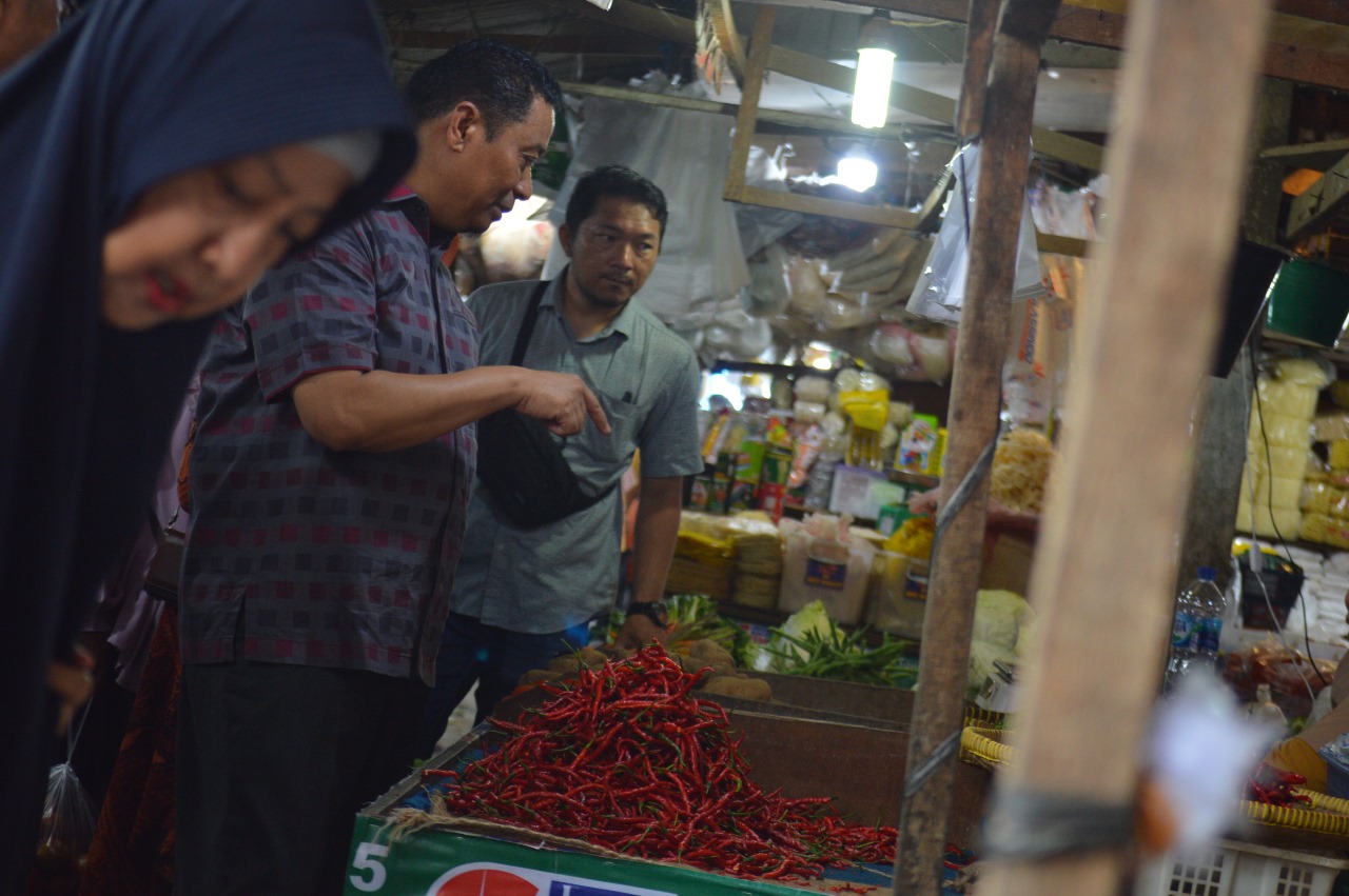 Pedagang Pasar Lesu, Markarius Anwar: Paslon AMAn Terpilih, Kita Pastikan Ketersediaan Sembako dan Harga Terjangkau