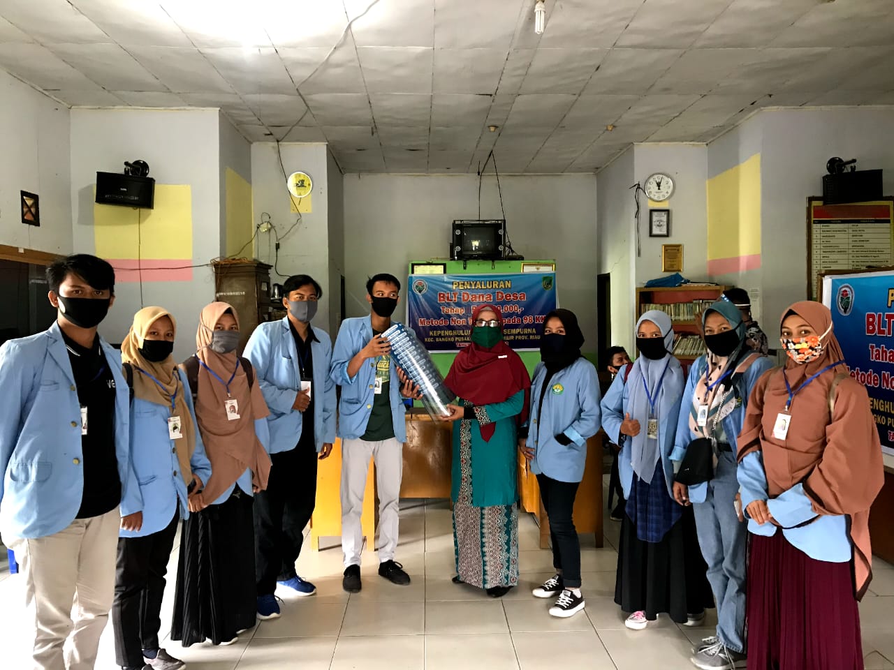 Mahasiswa Kukerta Balik Kampung UNRI Desa Bangko Sempurna Buat dan Bagikan Face Shield Kepada Warga 