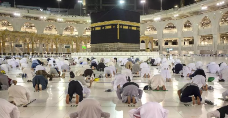Akibat Ulah Omicron, Salat Depan Ka’bah Renggang Lagi
