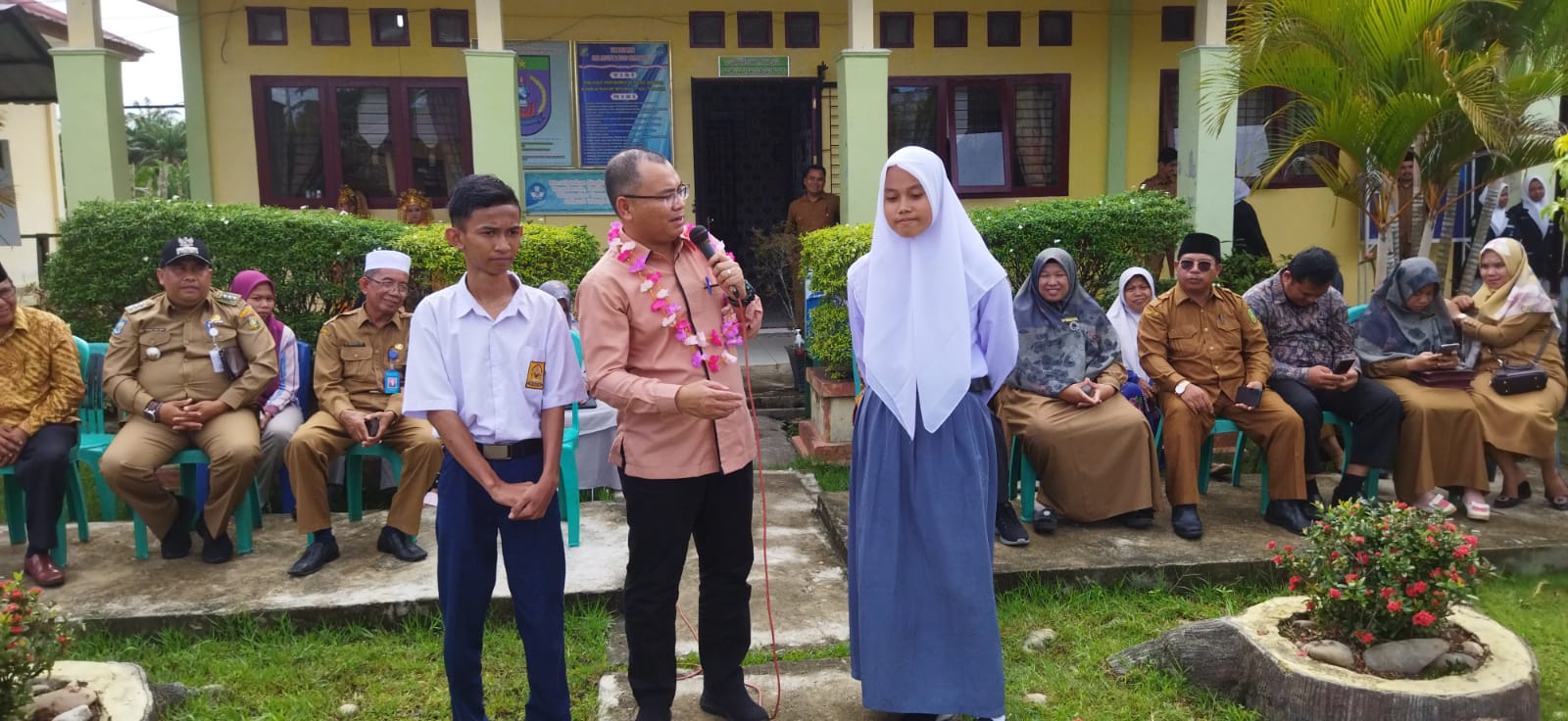 Disambut Meriah, Rektor Unilak  Dr Junaidi Ajak Siswa SMN 2 Koto Kampar Hulu Untuk Kuliah 
