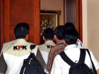 KPK Geledah Ruang Kerja Gubernur Riau