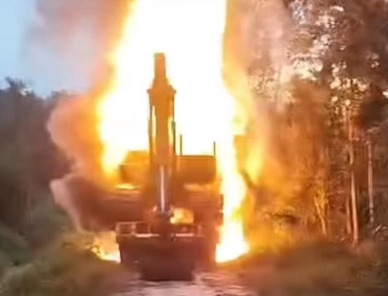 Viral Ekscavator Proyek Jalan Terbakar di Kampar, Ini Kata Polisi