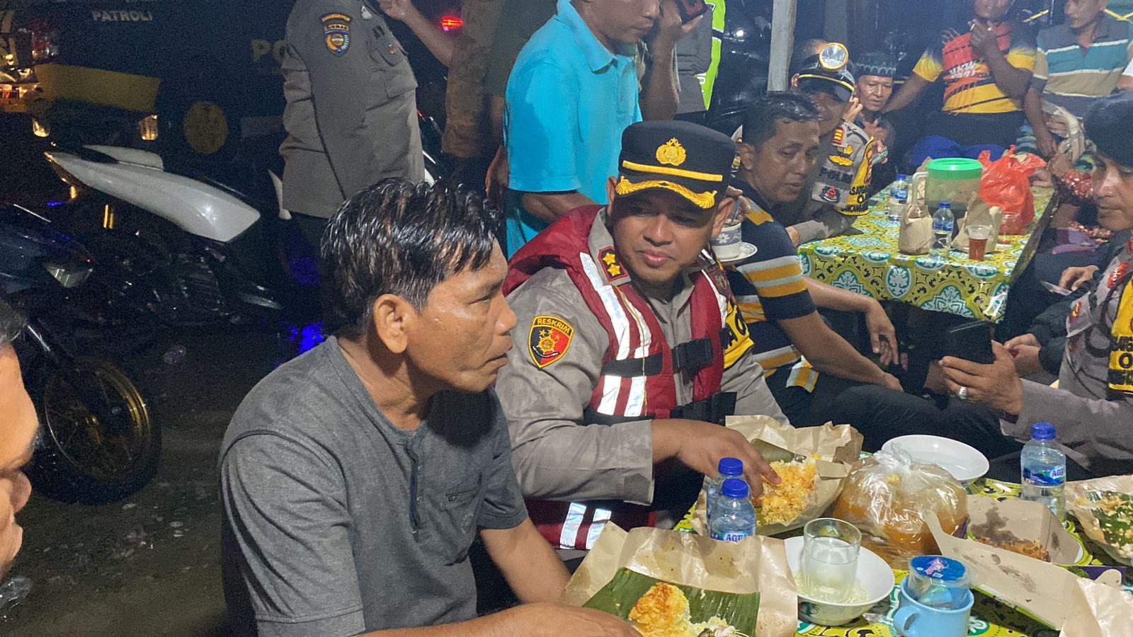 Berikan Sembako ke Korban Banjir, Kapolres Rohul Titip Pesan Sukseskan Pemilu 2024