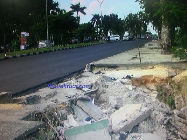 Pengguna Jalan Keluhkan Trotoar Arifin Ahmad yang Runtuh Tidak Kunjung di Perbaiki