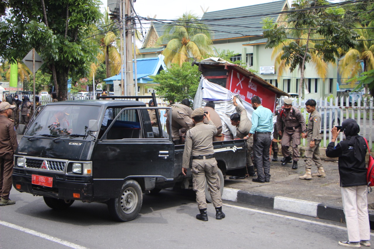 Lapak Diangkut, Belasan PKL Ditertibkan Satpol PP Pekanbaru