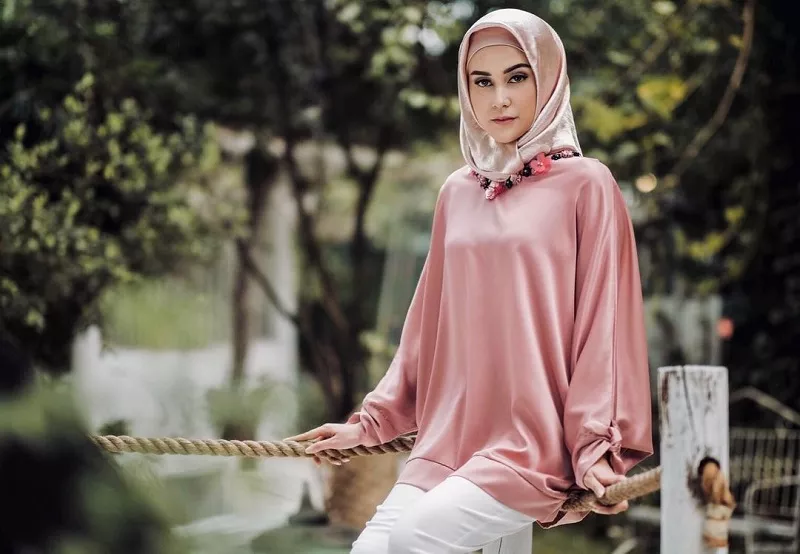 Gaya Hijab Vicy Melanie, Istri Kevin Aprilio yang Cantik dan Memesona