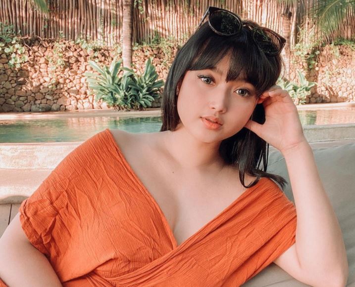 Pose Pramugari Ananda di Kolam Bikin Warganet Panas Dingin