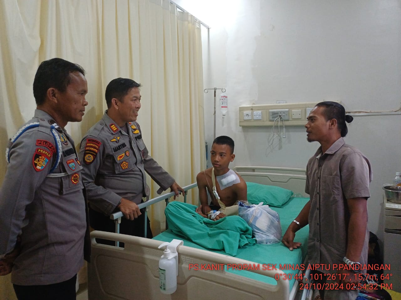 Operasi Mantap Praja, Polsek Minas Berikan Bantuan Biaya Pengobatan Siswa SMP Patah Tulang