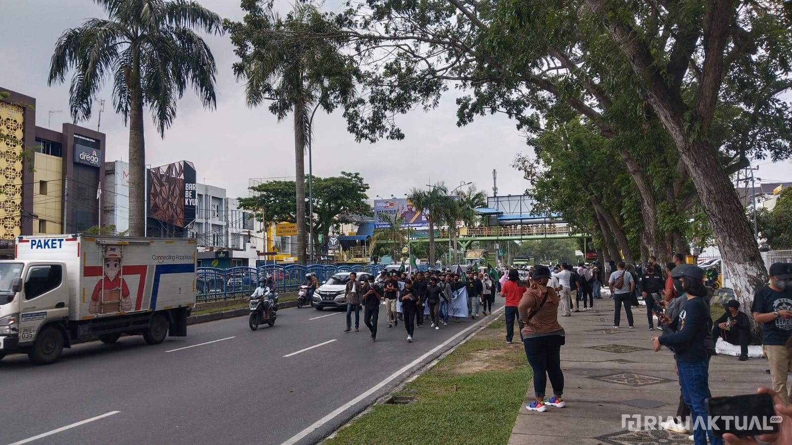Ratusan Massa HMI MPO Berdatangan Gelar Aksi Damai di DPRD Riau