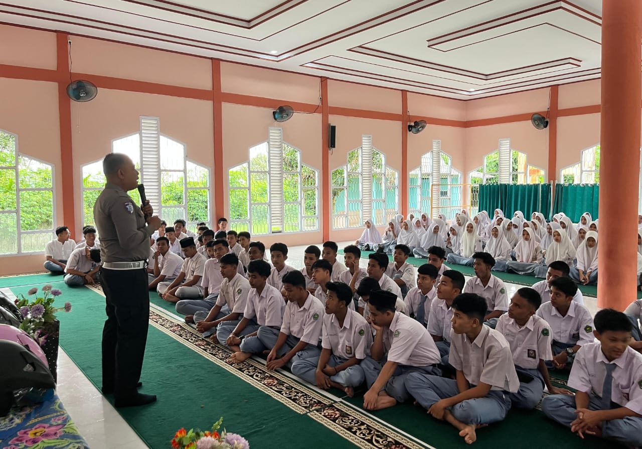 Pelajar MAN 2 Kampar Diajarkan Etika Berkendara, Pakai HP saat Mengemudi Ditilang