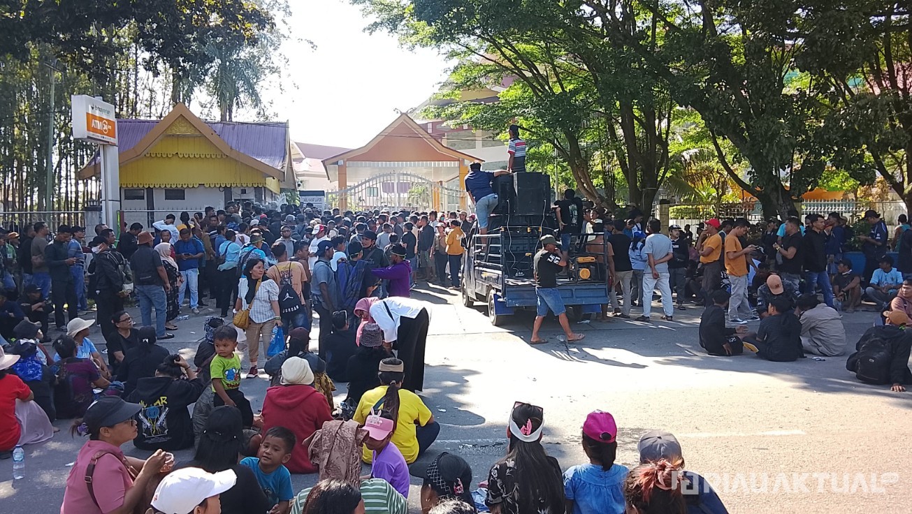 Ratusan Massa Aliansi Mahasiswa dan Masyarakat Pelalawan Gelar Aksi Tolak Relokasi di Depan DPRD Riau