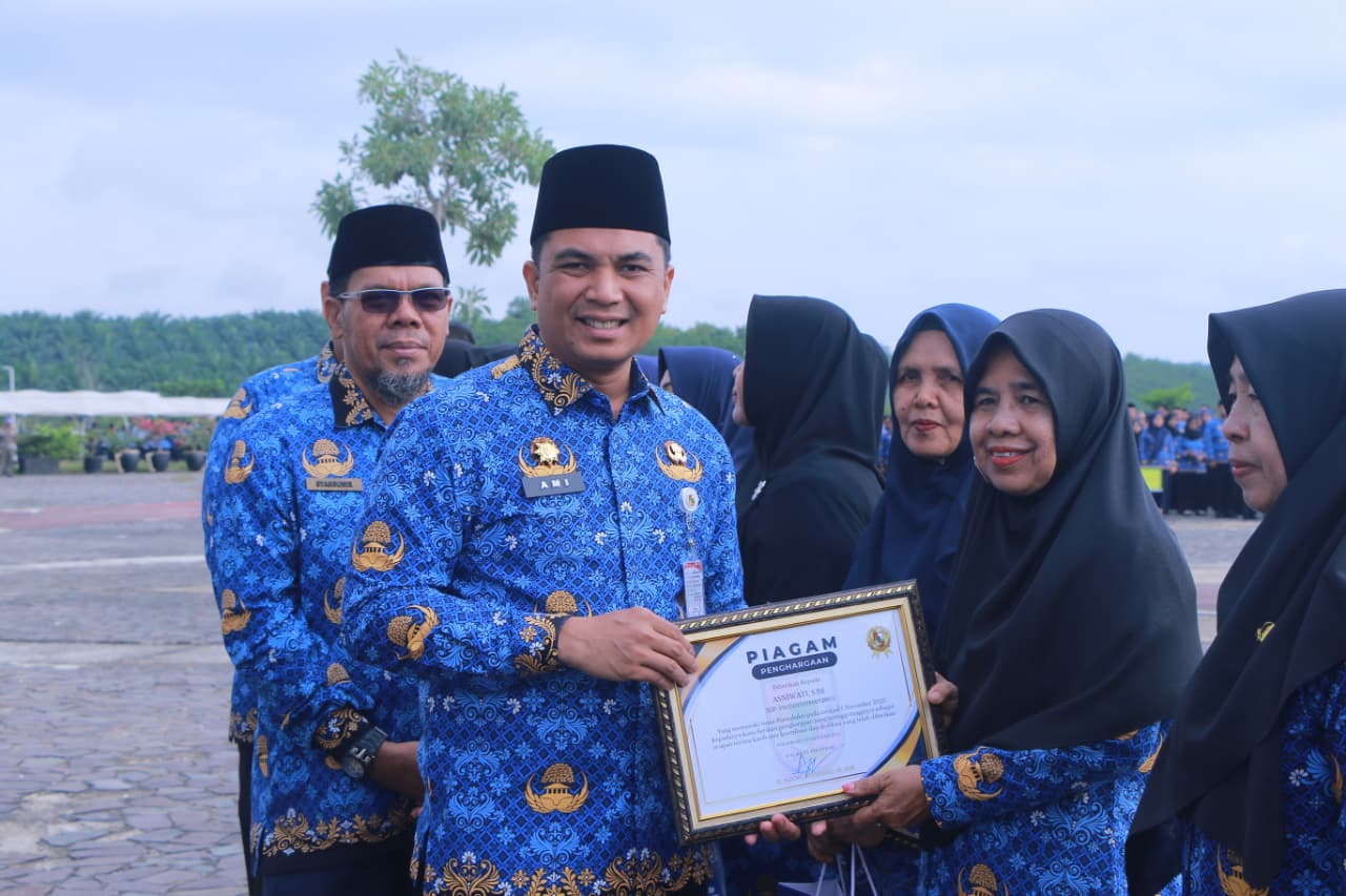 Pimpin Upacara 17 Hari Bulan, Pj Sekda Pekanbaru Ingatkan ASN Jaga Semangat Kerja