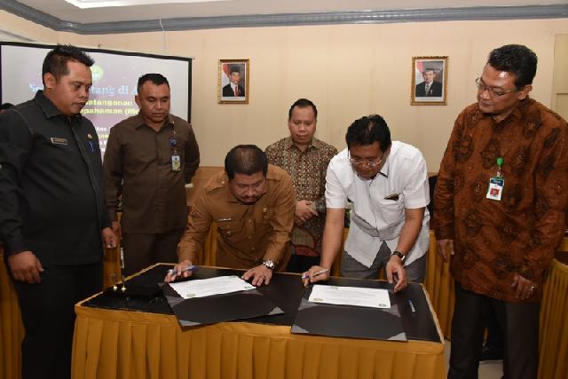 Bupati Amril Tekan MoU dengan Rektor UR