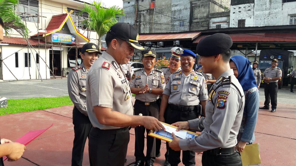 Kapolres Inhil Beri Penghargaan Kepada Personil Berprestasi