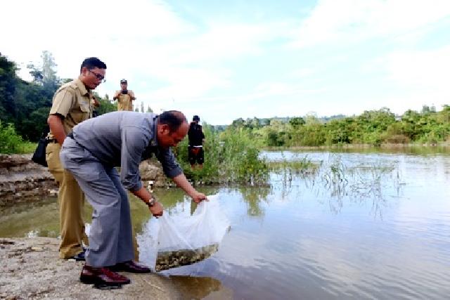Pertamina Dumai Salurkan Bantuan Bibit Ikan ke LPMK Bukit Datuk