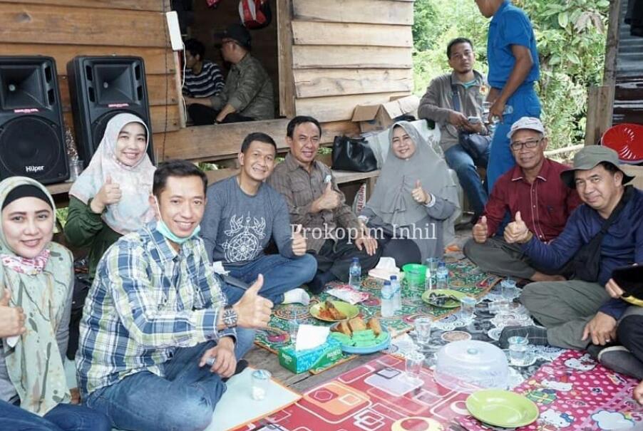 Bupati Inhil dan Istri Meninjau Proses Panen Madu di Kecamatan Gaung