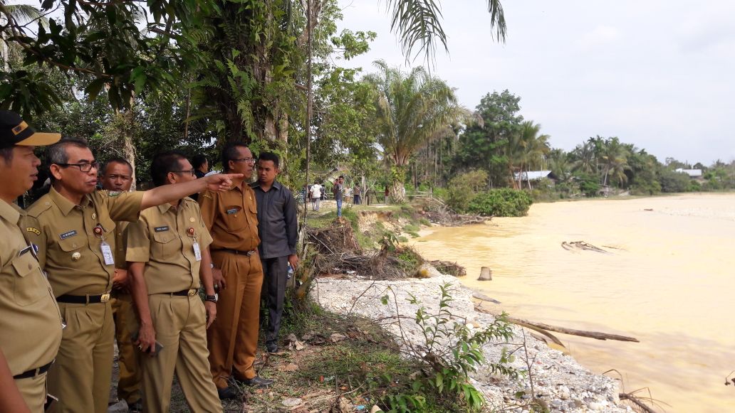 Bupati H. Mursini Tinjau Tebing Sungai Singingi di Muara Lembu