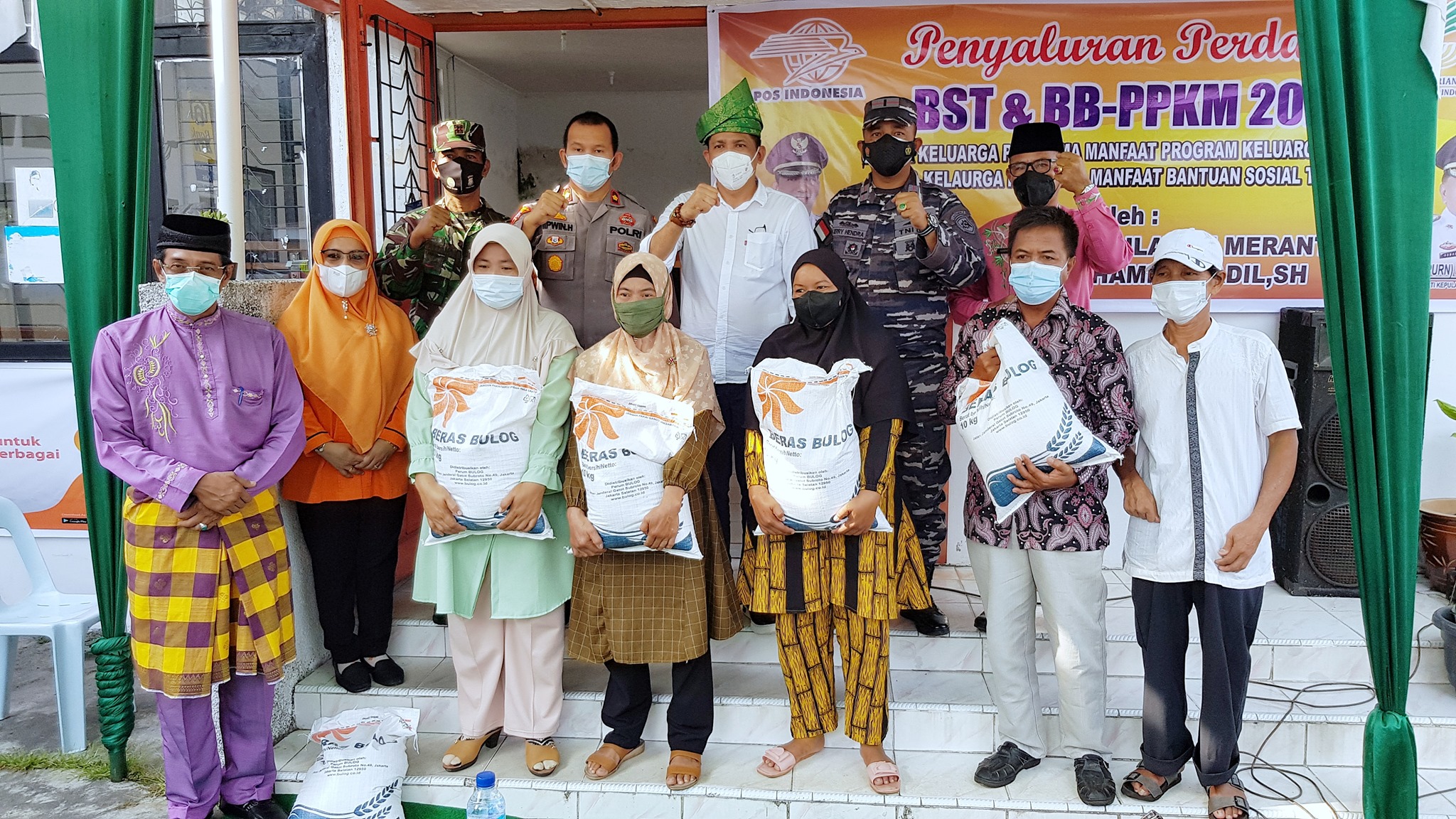 Bupati H.M Adil Lakukan Penyaluran Bantuan Sosial Tunai Secara Simbolis Kepada Warga Penerima Manfaat